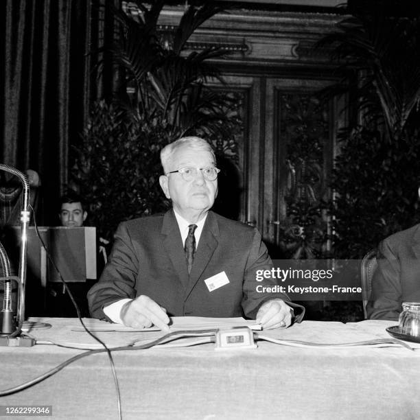 Harold Clayton Urey, professeur d'université de Californie et Prix Nobel de Chimie, assistant à la commémoration solennelle du 30e anniversaire de la...