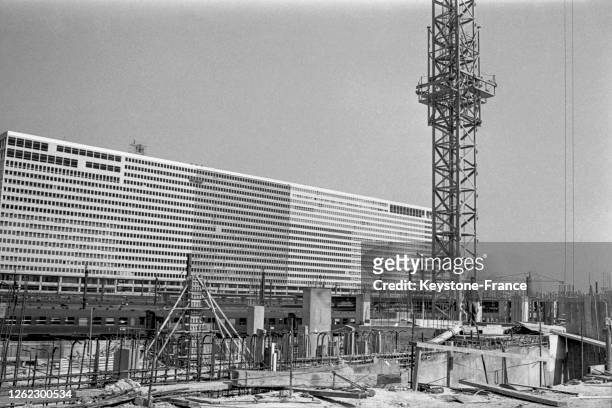 Construction d'un immeuble moderne derrière la Gare Montparnasse, à Paris, France le 7 août 1964.