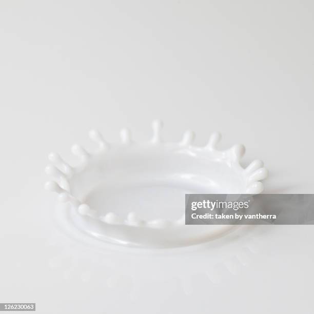 milk crown - splash crown stock pictures, royalty-free photos & images