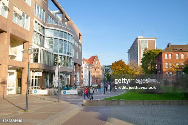 gebouwen en restaurant lokalmanufaktur dichtbij vierkant friedensplatz in dortmund - dortmund stad stockfoto's en -beelden