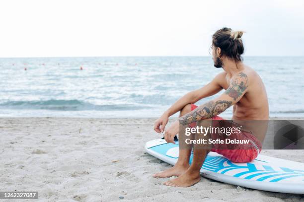 surfer with surfboard by seaside - man waiting foto e immagini stock