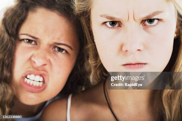 兩個憤怒的年輕女子憤怒地咆哮著。 - ugly face 個照片及圖片檔