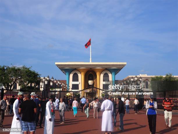 al alam sultan palace, maskat, oman - oman skyline stock-fotos und bilder