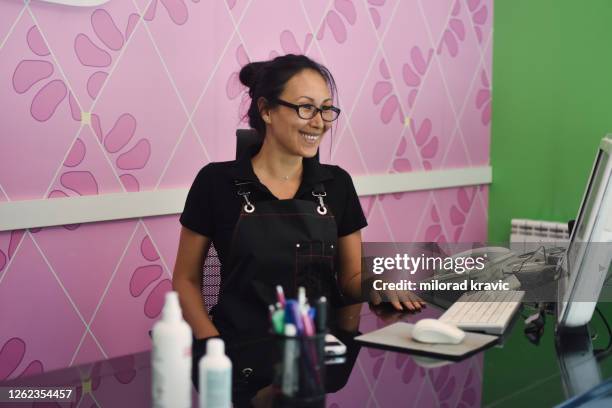 Pet Groomer Using Computer Photos and Premium High Res Pictures - Getty ...