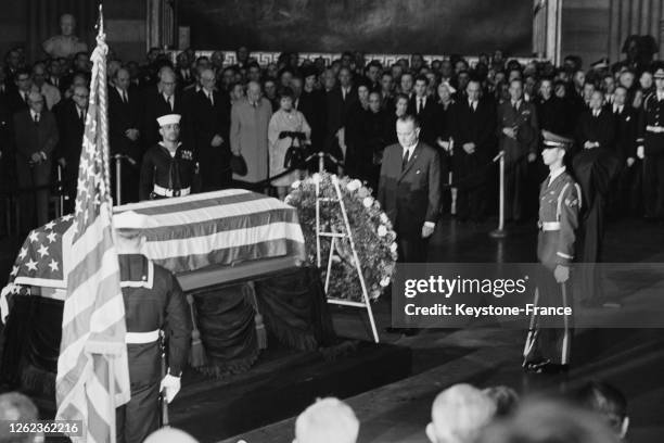 Le président Johnson devant le cercueil du général MacArthur au Capitole à Washington DC, Etats-Unis le 10 avril 1964.