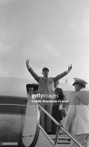 Le général de Gaulle, sur la passerelle de l'avion, salue la foule venue lui dire au-revoir, à Fort-de-France, Martinique le 23 mars 1964.