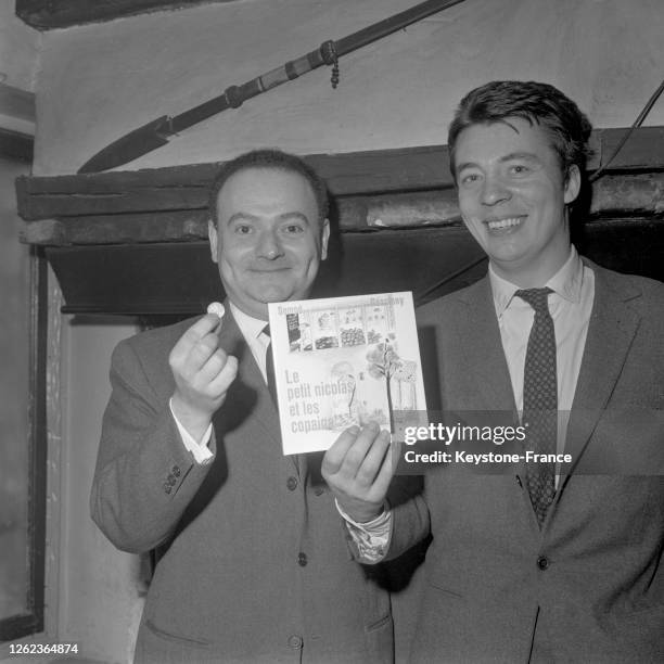 René Goscinny et Jean-Jacques Sempé, lauréats du 'Prix Alphone-Allais', présentent leur livre 'Nicolas et les copains', à Paris, France le 11 février...