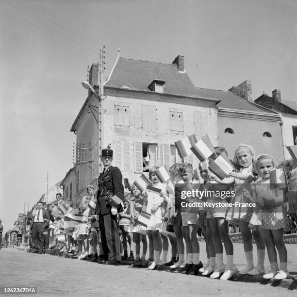 Sur le passage du général de Gaulle, des petits enfants, drapeau français en main, se sont massés pour saluer le président de la République, en...