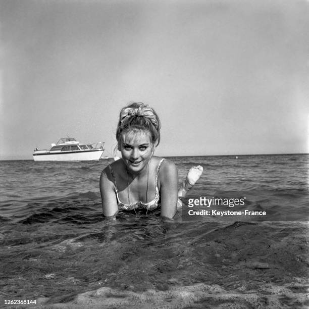 Geneviève Grad se baignant dans la Méditerranée à Saint-Raphaël, France le 17 juin 1964.