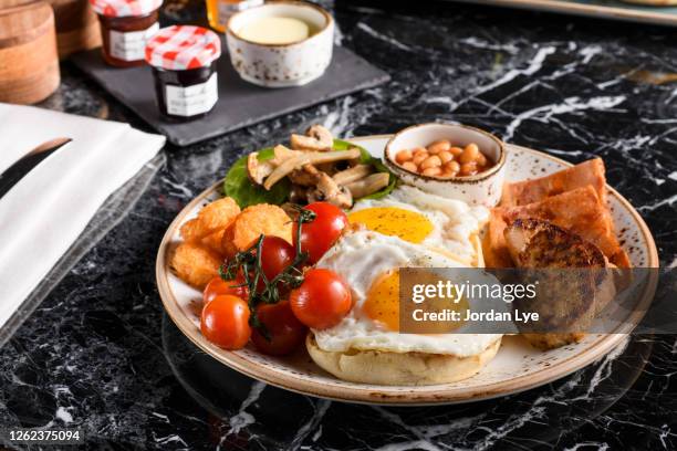 traditional grill english breakfast - café da manhã inglês - fotografias e filmes do acervo
