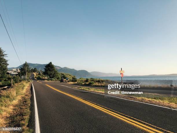 scenic oregon costal highway no cars - tillamook county stock-fotos und bilder