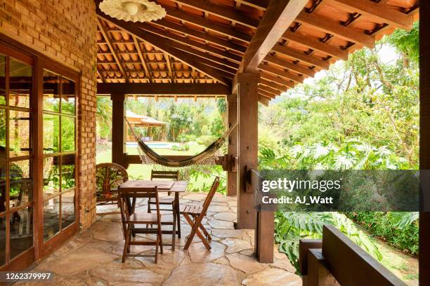 veranda casa vacanze - portico sopraelevato foto e immagini stock