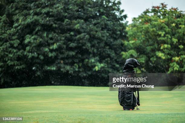 golf bag on the golf course - golf bag stock pictures, royalty-free photos & images