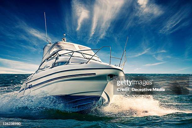 power boat - motor boat photos et images de collection