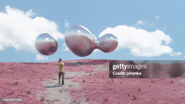 mysteriöse metalltropfen am himmel - skulptur stock-fotos und bilder