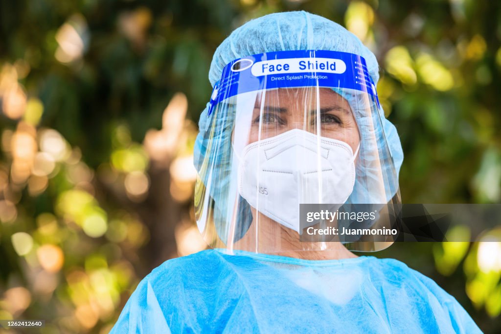 Müde, überlastete, erschöpfte Medizinische Helfer posiert außerhalb des Krankenhauses während einer Pause