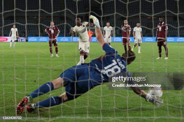 Amadou Diawara of AS Roma scores from the penalty mark to give the side a 3-1 lead during the Serie A match between Torino FC and AS Roma at Stadio...
