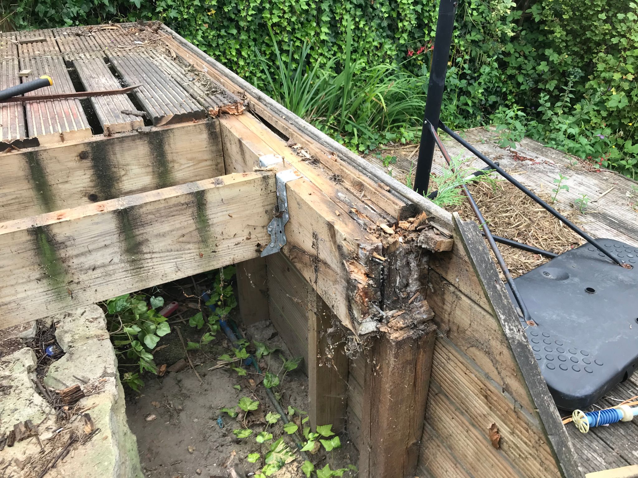 Rotten garden decking DIY replacing Rotten garden decking DIY replacing