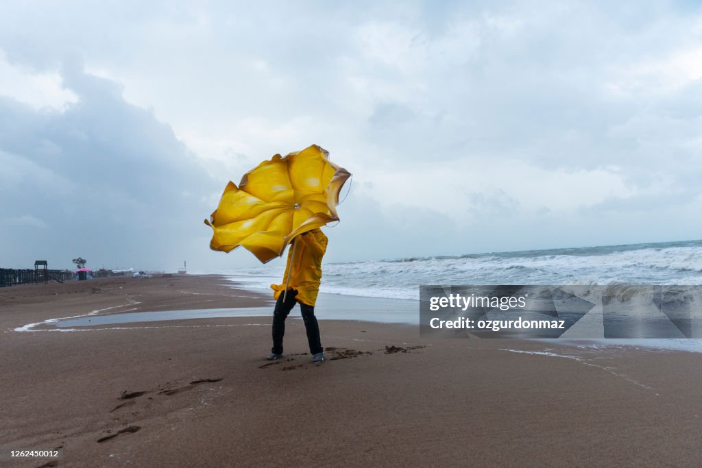 Mens op stormachtig strand