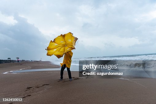 Mens op stormachtig strand Mens op stormachtig strand