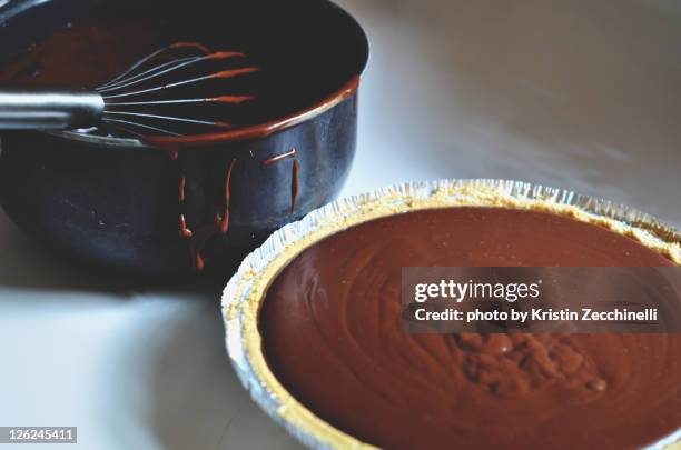 homemade chocolate cream pie - torta alla crema foto e immagini stock