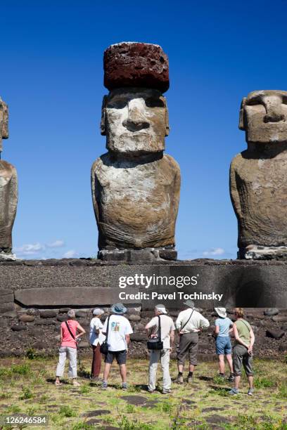 easter island moai, rapa nui - moai hat stock pictures, royalty-free photos & images
