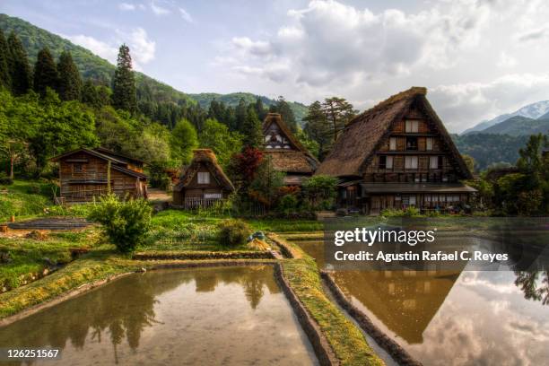 reflection of farmhouses - shirakawa go - fotografias e filmes do acervo