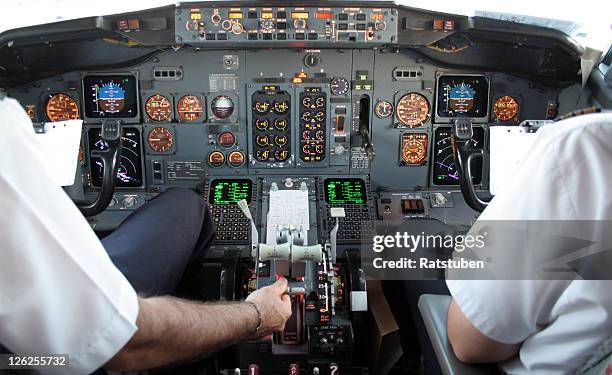 captain and co en cabina de piloto de preparación para despegar - co pilot fotografías e imágenes de stock