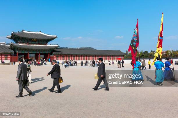 businessmen and royal guards in the royal palace - gyeongbokgung palace stock pictures, royalty-free photos & images