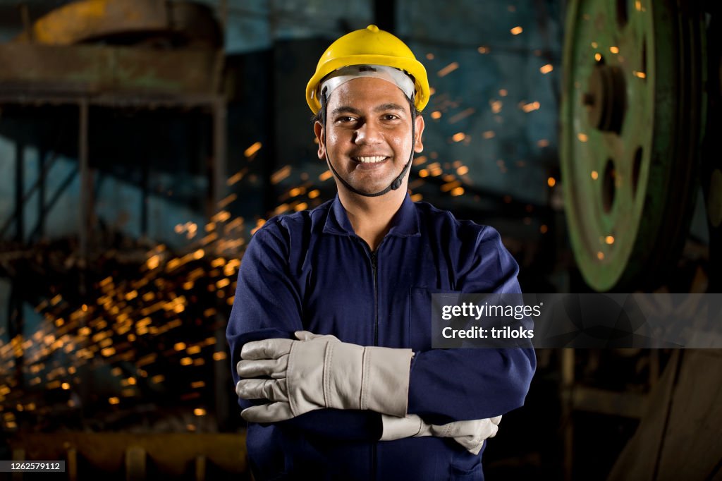 Trabalhador industrial na fábrica