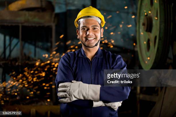 trabalhador industrial na fábrica - indústria metalúrgica - fotografias e filmes do acervo