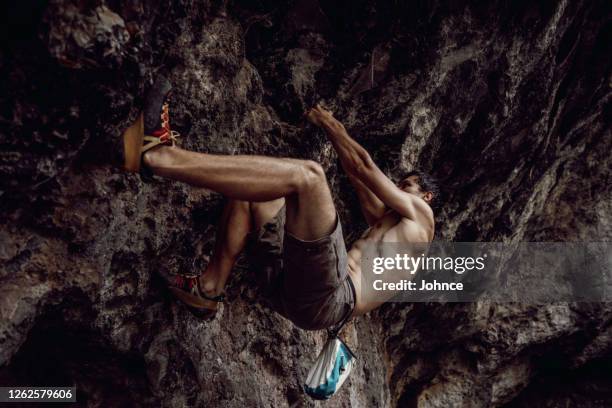 aventura de escalada en roca - escalada libre fotografías e imágenes de stock