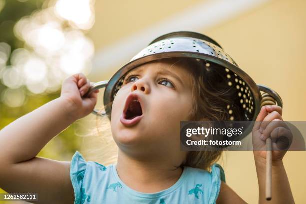 tutti al gioco! - colander foto e immagini stock