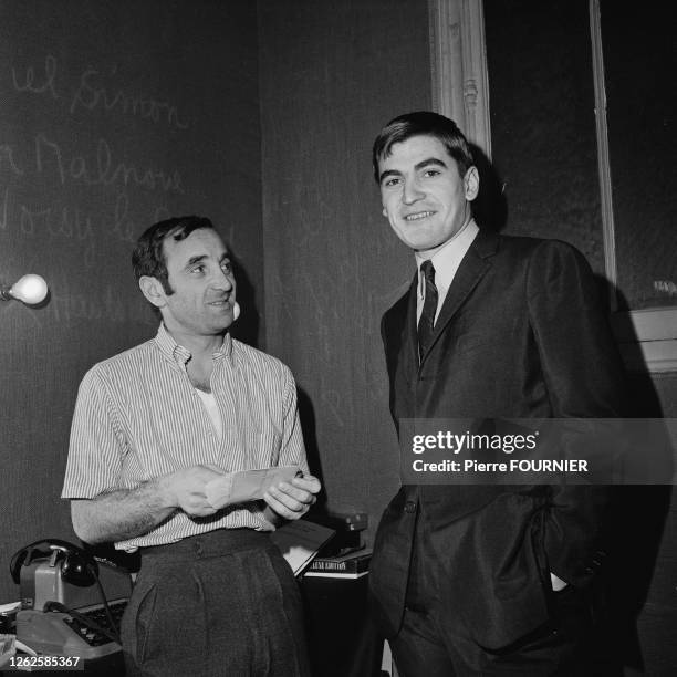 Le chanteur français Serge Lama avec l'auteur-compositeur-interprète franco-arménien Charles Aznavour.