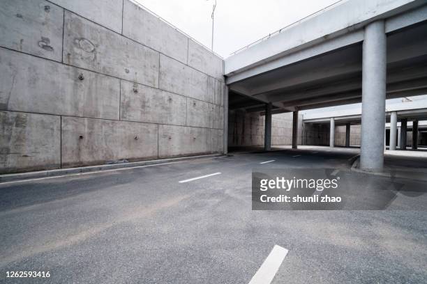the road under the bridge - fluchtpunkt   stadt stock-fotos und bilder
