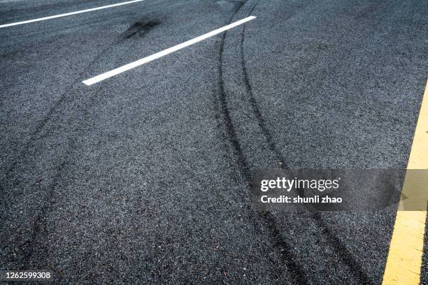 double yellow lines on the highway - skid marks fotografías e imágenes de stock