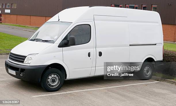 minibus blanc pour la marque garé dans le parc de stationnement - van photos et images de collection