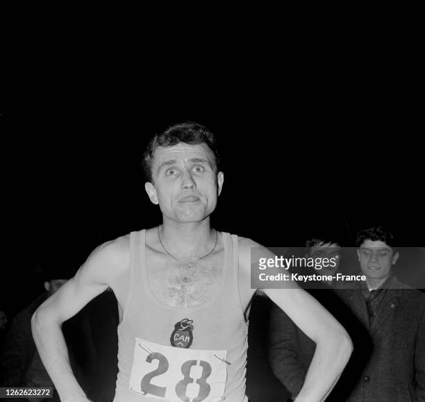 Le coureur français Michel Jazy battant le record du monde du 3000 mètres au stade de l'Institut national des sports , à Paris, le 9 février 1964,...