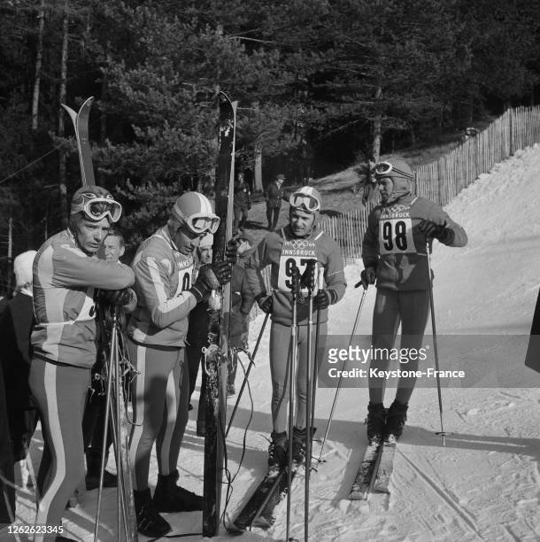 Les membres de l'équipe de France de descente Jean-Claude Killy, Léo Lacroix, Guy Périllat et Pierre Stamos lors des Jeux olympiques de 1964, à...