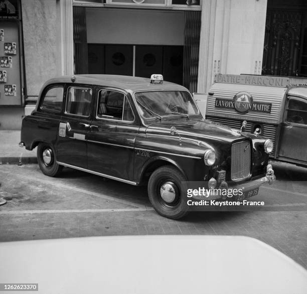 Taxi anglais 'Austin FX4' à Paris, le 12 février 1964, France.