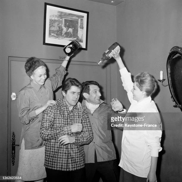 Marie Dubois, Michel Le Royer, Félix Marten et Corinne Marchand baptisent joyeusement le nouveau coloris 'whisky' à la mode de la chemise homme, à...