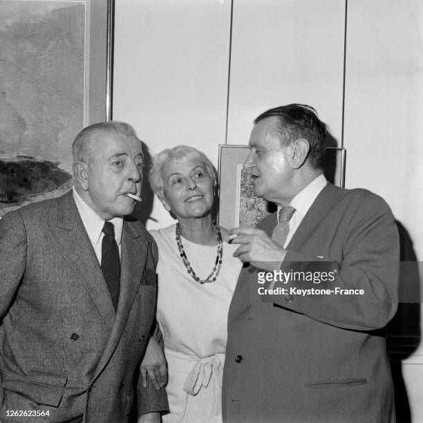 Georges Auric, Nora Auric et Jacques Prévert photographiés au vernissage de l'exposition de Georges Auric à Paris, France le 28 février 1964.