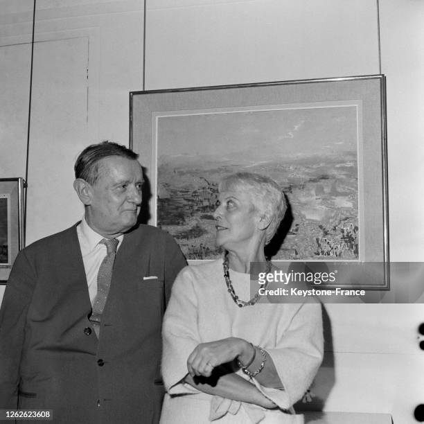 Georges Auric photographié au vernissage de son exposition accompagné de son épouse Nora, à Paris, France le 28 février 1964.