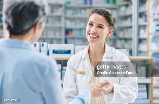 het beste gezondheidsadvies in de stad - apotheker stockfoto's en -beelden