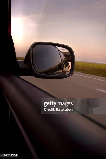 rear view mirror - side view mirror stockfoto's en -beelden