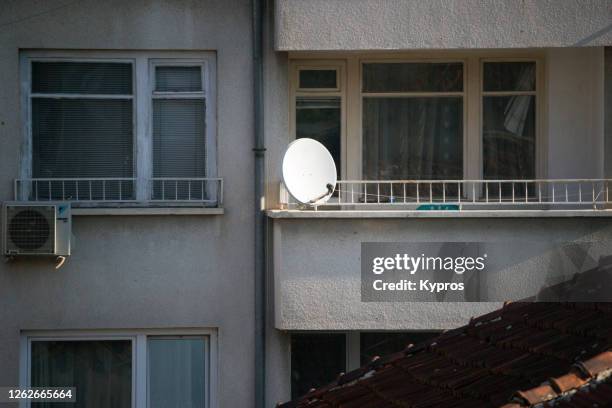 sofia, bulgaria - apartment building with tv satellite dish antenna - televisión por satélite fotografías e imágenes de stock