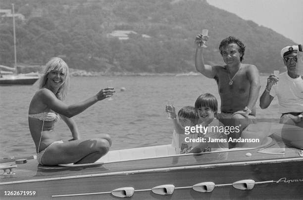 Le chanteur Michel Sardou en vacances avec sa femme Babette et ses deux fils, Romain 9 ans et demi, et David 5 ans, est venu devant la plage de...