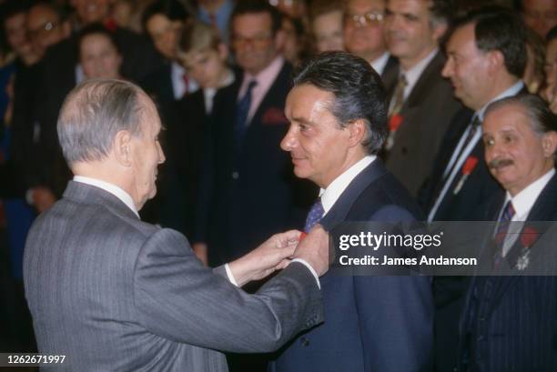 François Mitterrand remet la Légion d'Honneur à Michel Sardou.