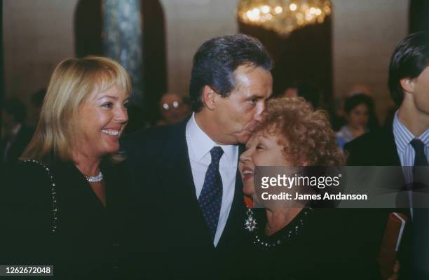 Michel Sardou avec sa femme Babette et embrassant sa mére, Jackie Sardou lors de la fête suivant la cérémonie de remise de Legion d'honneur