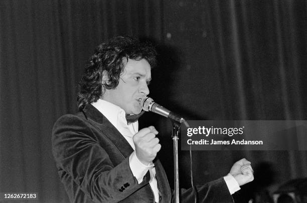 Le chanteur français Michel Sardou chante "Le France" à l'Omnia du Havre.